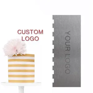 AK Campione Gratuito Raschietto per Torte in Acciaio Inossidabile con Logo Personalizzato, Pettine per Decorazione, Lisciante per Pasticceria, Cioccolato, Crema Spalmabile, Glassa Reale - Product Image 4