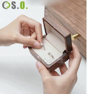 Caja de Anillos de Compromiso Pequeña Cuadrada Hecha a Mano de Madera de Nogal para Boda - Product Image 6