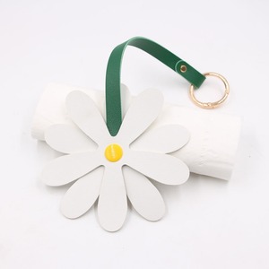 European and American Daisy Bag Pendant PU Leather Sunflower <b>Keychain</b> Luggage Accessories Pendant Matching - Product Image 4