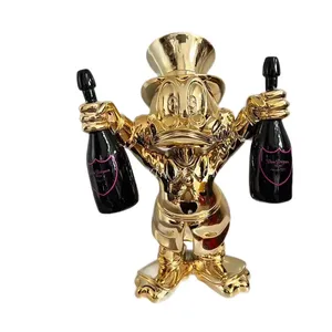 Statua di <span class=keywords><strong>Paperino</strong></span> in Stile Pop Art Moderno, Scultura in Resina Personalizzata con Due Bottiglie, Finitura Dorata in Fibra di Vetro - Product Image 2