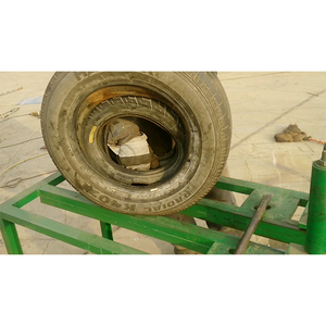 Machine <span class=keywords><strong>éco</strong></span>logique de superposition et de doublement de pneus : empilez les pneus en groupes de deux à trois pour gagner de la place avec système hydraulique - Product Image 1