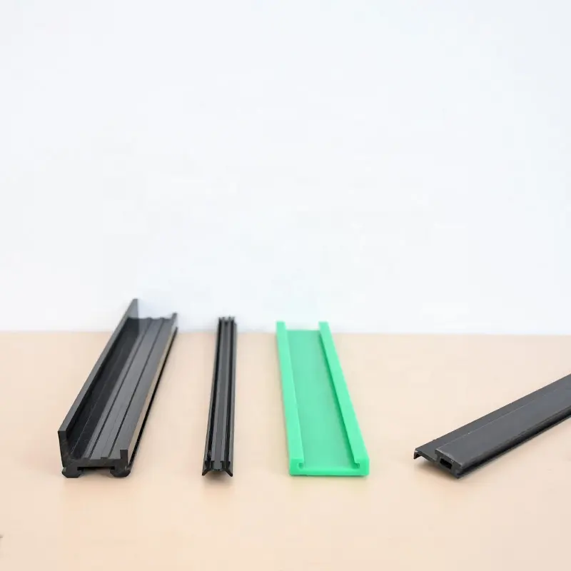 L'excellence moulée UV-résistante en plastique de bande profile les rails architecturaux pour des applications extérieures