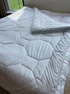 Housse de <span class=keywords><strong>couette</strong></span> moderne en duvet alternatif Airflow Soft avec languettes aux coins 2-en-1 pour la maison et l'hôtel, utilisation toutes saisons - Product Image 3