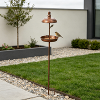 Moderne minimalistische koperen metalen vogelvoeder met parapluvormige bovenkant voor buiten, tuin en terrasdecoratie