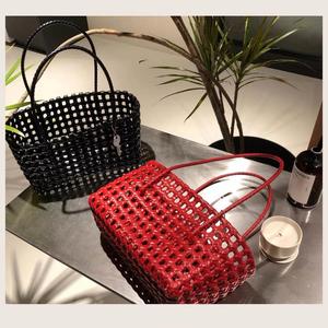 Sac de plage et de shopping pour femme, en PVC tressé ajouré, réutilisable, imperméable, sac cabas bandoulière pour les vacances - Product Image 1
