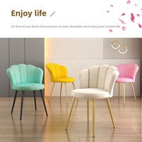 Chaise de salle à manger de luxe en métal au design pétale, avec dossier rembourré en éponge