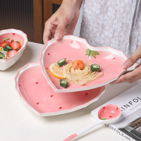Vente en gros de nouveau bol en céramique à salade en forme de coeur 3D vaisselle personnalisée assiette à salade en porcelaine fraise bol à nouilles ensemble avec cuillère