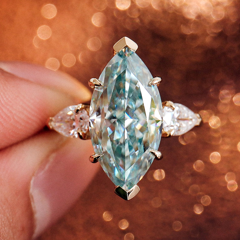 Bague en or massif 10K avec moissanite véritable.