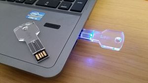 Memoria flash USB 2,0 con forma de llave, logo personalizado, almacenamiento libre de datos, luz LED transparente, 32gb, 64gb - Product Image 5