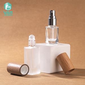 YAN упаковка, Маленький милый красивый квадратный 3 мл 5 мл Прозрачный матовый стеклянный ролик спрей флакон из бука деревянная крышка духи эфирное масло - Product Image 3