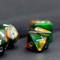 Ensemble de dés en acrylique scintillant vert et jaune pour RPG et Donjons et Dragons, avec logo personnalisé unique pour Udixi