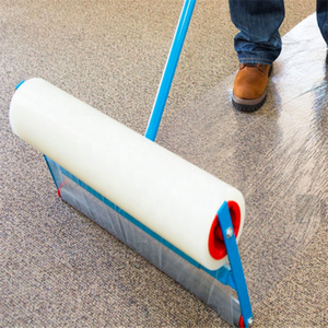 Film protecteur de tapis auto-adhésif en PE souple de haute qualité avec logo personnalisé imprimé, film brillant LLDPE extensible, protection anti-poussière en rouleau - Product Image 1