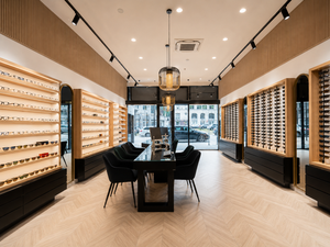 Diseño Personalizado para Ópticas, Mobiliario Completo para Tiendas, Muebles Modernos de Madera de Roble y Metal Negro, Vitrinas para Exhibición de Gafas, Fabricante de Equipamiento para Comercios - Product Image 4