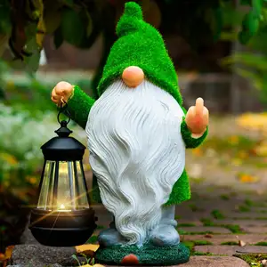 تمثال صغير مرصع يدويًا من البوليريزين لديكور المنزل تمثال قزم الحديقة مع فانوس يعمل بالطاقة الشمسية لتزيين الفناء