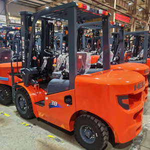 Carretilla elevadora diésel de 3 toneladas estilo TCM con neumáticos sólidos, desplazador lateral y mástil triple. - Product Image 1