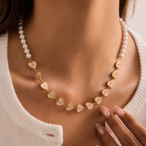 Collar de Perlas en Forma de Corazón con Corazones de Esmalte Rosa Chapados en Oro para Uso Diario - Product Image 3
