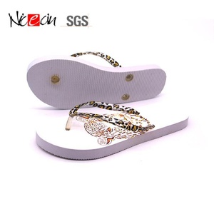 Tongs personnalisées à imprimé animal, motif léopard tendance, sandales de plage pour femmes, antidérapantes, en caoutchouc PE - Product Image 1