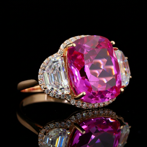 Bague de cocktail de luxe pour femme plaquée or rose 18 carats avec moissanite rose taille coussin et pierres latérales taille émeraude serties pavé - Product Image 1