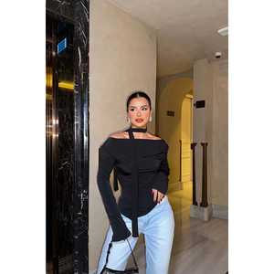 Blusa de moda coreana negra de talla única con logo bordado, cuello halter, de satén, seda, gasa y tejidos de punto, larga o corta para mujer. - Product Image 4