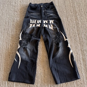 Jeans Baggy en Coton Élastique Personnalisé, Délavé au Soleil, Broderie Déchirée, Denim Personnalisé, Coupe Boxy Surdimensionnée, Pantalon en Denim Lavé pour Hommes - Product Image 1