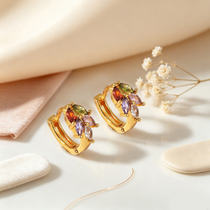 Aretes de Aro Huggie con Circonita Cúbica Multicolor, Chapados en <span class=keywords><strong>Oro</strong></span> de 18K, Resistentes al Agua y al Deslustre, Joyería, Aretes Pequeños de <span class=keywords><strong>Oro</strong></span> - Product Image 2