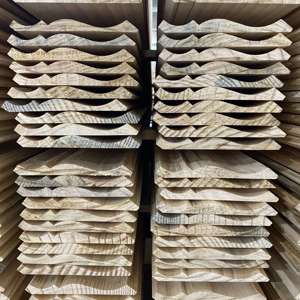 Moulures de plafond en bois de fabrication vietnamienne, apprêtées en blanc - Product Image 3