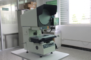 Proyector de Perfiles Ópticos CPJ3030A, Resolución de 0.5m, Pantalla de 300mm, Certificación CE ISO, Lentes Opcionales de 10X-100X, 1 Año de Garantía - Product Image 1
