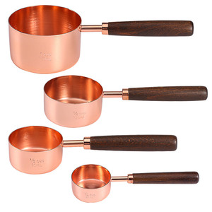 Ensemble professionnel de 4 tasses et cuillères à mesurer en acier inoxydable plaqué cuivre avec manche en bois de noyer écologique pour la cuisine à domicile - Product Image 1
