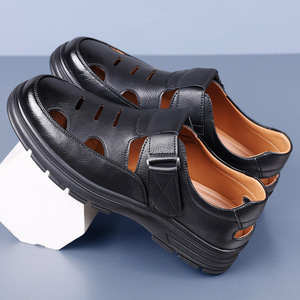 รองเท้าแตะหนังนุ่มสำหรับผู้ชายแบบมีรูระบายอากาศ ปิดด้วยเวลโคร รองเท้าส้นแบนระบายอากาศได้ดี สำหรับใส่ลำลองในฤดูร้อน สีน้ำตาลและสีดำ - Product Image 2