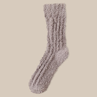 Vente en gros de pantoufles épaisses, chaudes et confortables pour la maison Chaussettes moelleuses pour femmes Chaussettes floues personnalisées