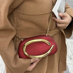 Sac de soirée rigide en acrylique, petit format, avec poignée métallique, pour tenues quotidiennes, collection Printemps 2025 - Product Image 4