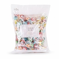 Originele handgemaakte kerstlollies met diverse kerstmotieven en gemengde fruitsmaken voor festivaldecoratie
