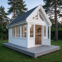 Maisonnette de jardin préfabriquée style nordique, livrée DDP, avec véranda, cabane de jardin, bureau extérieur et plateforme en bois.