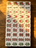Set Mahjong Amerika dengan Ubin Mahjong Motif Bunga Bergradasi Pink, Berbahan Kulit Mutiara Berkilau, Berbatasan Cetak Bunga, dan Warna Ivory