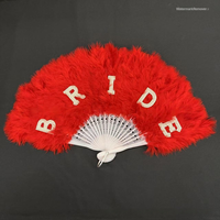 Éventails en plumes et perles pour la fête de mariage ou de la future mariée