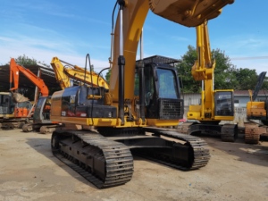 Excavatrice sur chenilles Caterpillar CAT 325D d'occasion, 25 tonnes, d'origine japonaise, peinture d'origine, faible nombre d'heures de fonctionnement, excavatrice d'occasion - Product Image 5