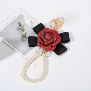 Llavero de Moda con Flor de Camelia, Lazo de Cinta Negra <span class=keywords><strong>y</strong></span> Correa de Perlas Artificiales, Elegante Colgante para Bolso de Uso Diario - Product Image 3