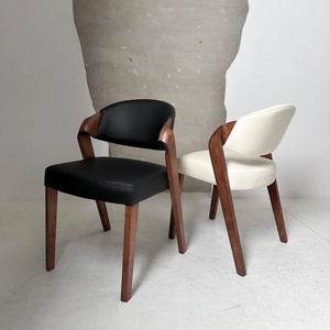 Chaises de réception confortables en bois massif de noyer et cuir PU, chaises de <span class=keywords><strong>salle</strong></span> à <span class=keywords><strong>manger</strong></span> avec pieds en bois - Product Image 1
