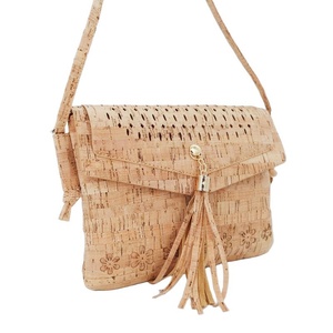 Túi xách độc đáo cho phụ nữ với Laser Cắt nút chai phong bì Crossbody thiết kế tua chi tiết cổ điển phong cách Bohemian - Product Image 4