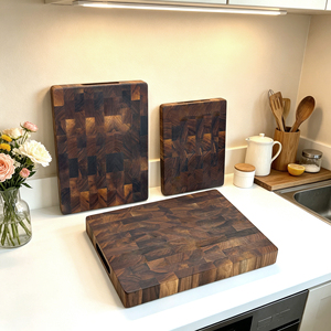 Planche à découper en bois <span class=keywords><strong>de</strong></span> noyer noir américain <span class=keywords><strong>de</strong></span> haute qualité avec poignées intégrées, planche artisanale à grain traversant, bloc <span class=keywords><strong>de</strong></span> <span class=keywords><strong>boucherie</strong></span> à motif damier - Product Image 3