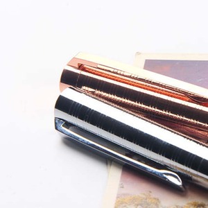 Stylos à bille élégants en métal argenté et or rose de haute qualité avec logo personnalisé, largeur d'écriture de 1,0 mm - Product Image 4