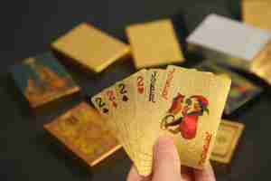 أوراق لعب ذهبية بتصميم الدولار رائجة البيع، بطاقات بوكر لامعة لمجموعات السفر والترفيه والأنشطة الليلية الراقية - Product Image 6