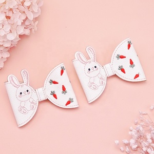 Pinza para el pelo de niña con diseño de conejo de Pascua y zanahoria bordada, lazo hecho a mano y punta de pico de pato de cuero PU - Product Image 4