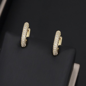 Boucles d'oreilles Huggie tendance géométriques en laiton plaqué or et argent avec zircon, bijoux fantaisie unisexe JXX en gros - Product Image 6