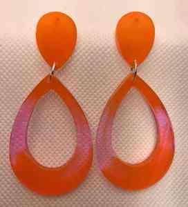 Boucles d'oreilles en résine très demandées, bijoux tendance pour femmes, pour fêtes, mariages, anniversaires, disponibles à prix abordable. - Product Image 3