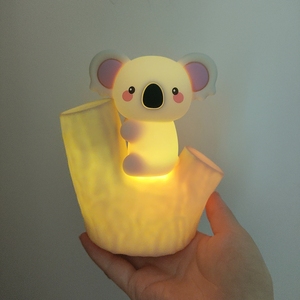 Lámpara LED portátil de silicona suave con forma de koala, recargable por USB, con sensor de movimiento, luz cálida regulable, ideal para la habitación de bebés y niños. - Product Image 4