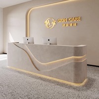 Comptoir de réception élégant en or blanc avec accents en bois pour salon de coiffure, hôtel, bureau professionnel
