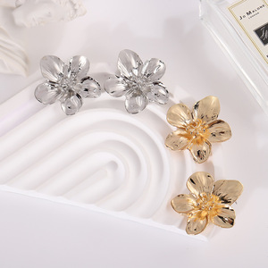 Boucles d'oreilles tendance à <span class=keywords><strong>double</strong></span> couche <span class=keywords><strong>en</strong></span> forme de fleur, bijoux créatifs pour femmes, style décontracté et brillant, fabriquées <span class=keywords><strong>en</strong></span> Chine - Product Image 4