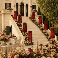 Décoration de plafond de mariage en macramé noué avec des fleurs artificielles pour réception en tente extérieure, lustre bordeaux