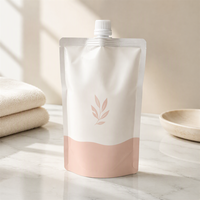 Recharge de gel douche blanc nacré avec accent blush doux et bec verseur à débit contrôlé pour collections de beauté haut de gamme